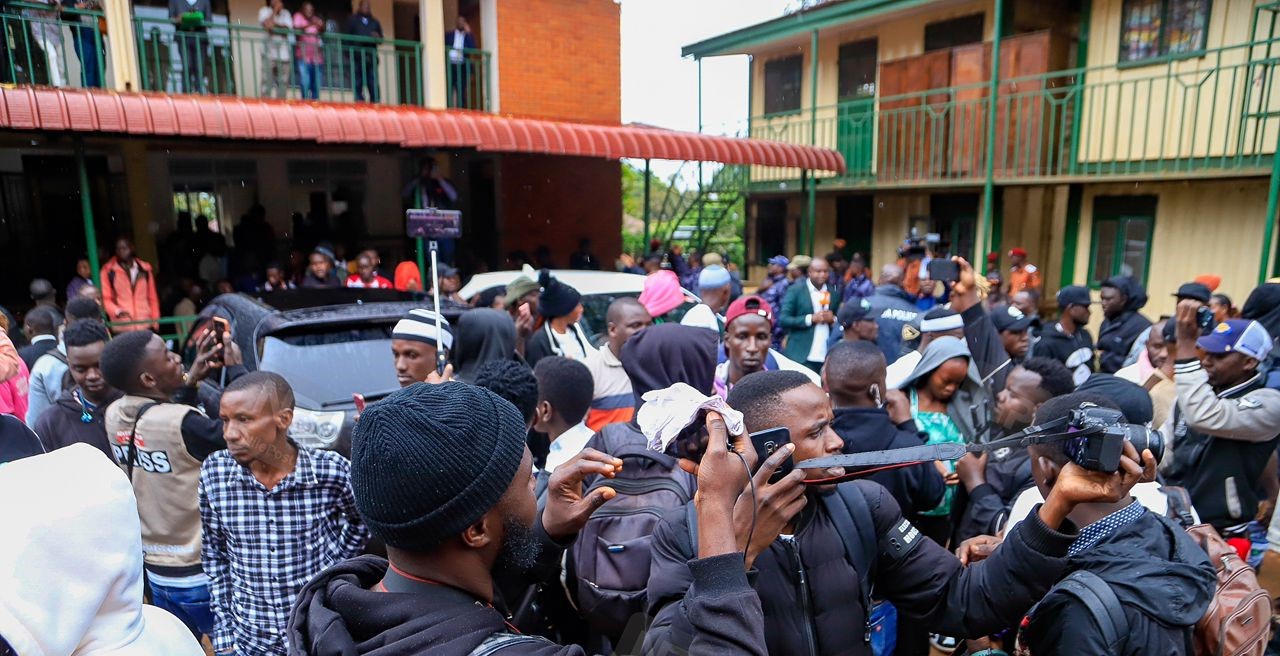 Police Disperse Alien Skin’s Fans Gathered At Makindye Magistrate Court (Photos)